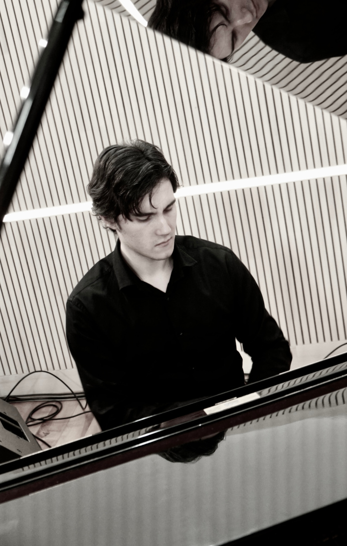 Wykonawca wczuwający się w wykonywany kawałek, rzut pod kątem